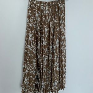 Oak + Fort- pleated printed skirt with elevator waist.